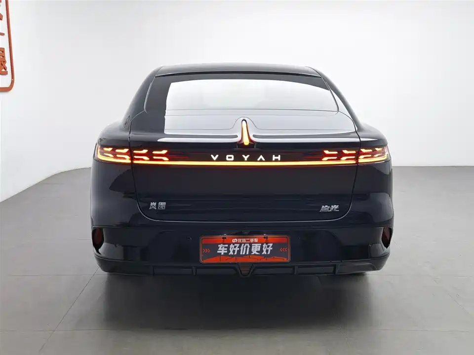 VOYAH Lantu chasing light