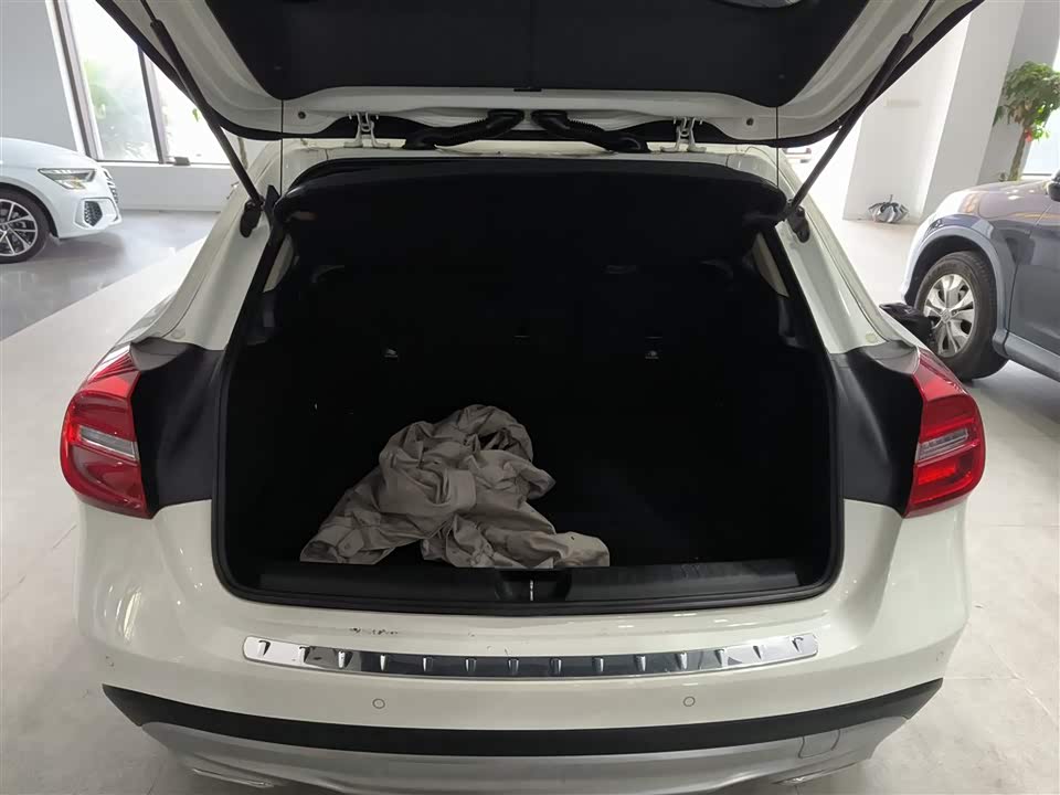 Mercedes-Benz GLA Mercedes-Benz GLA