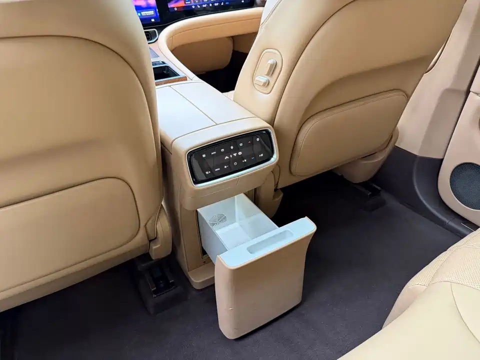 AITO Ask the world M9