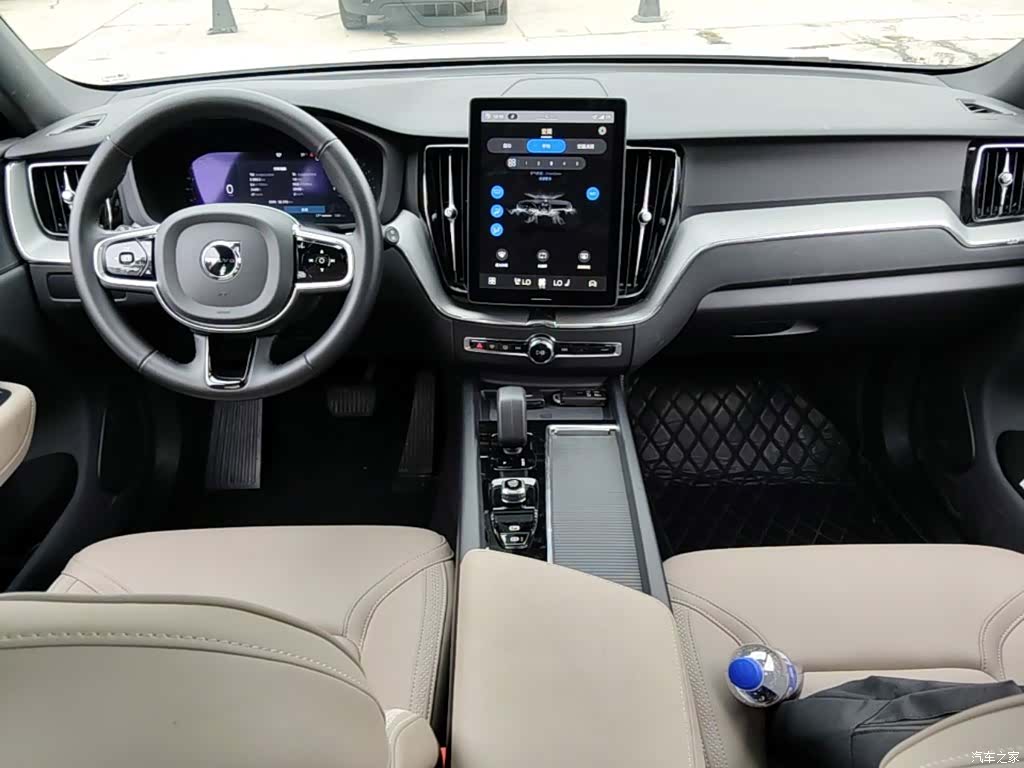 Volvo XC60, 2025 10