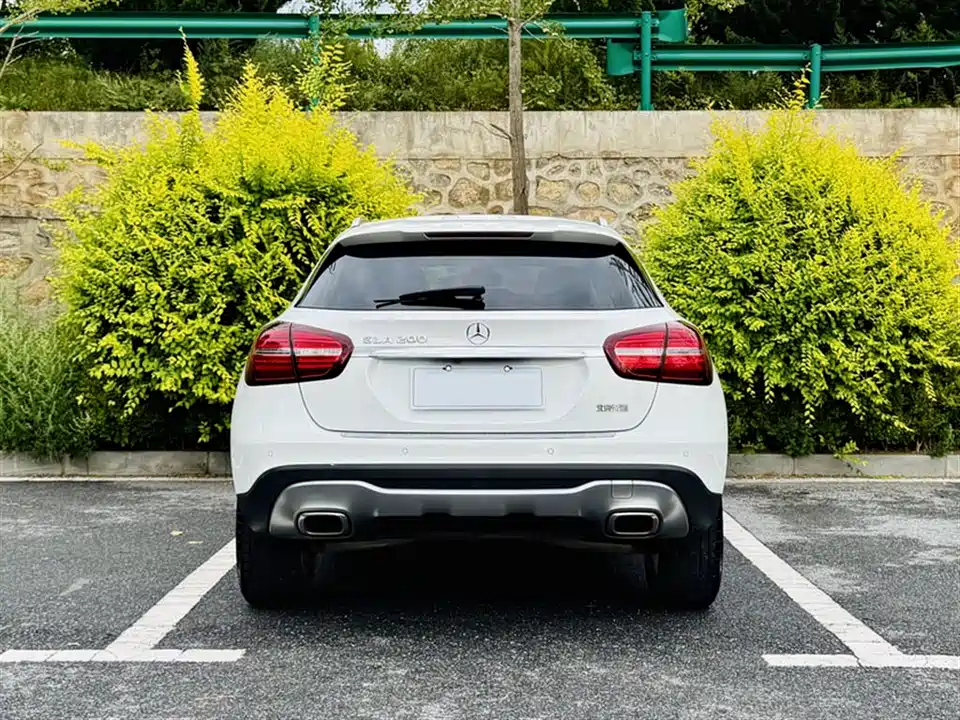 Mercedes-Benz GLA Mercedes-Benz GLA