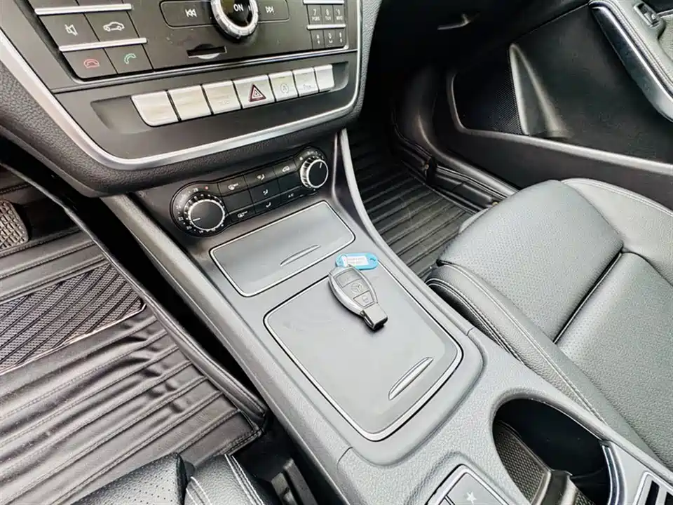 Mercedes-Benz GLA Mercedes-Benz GLA