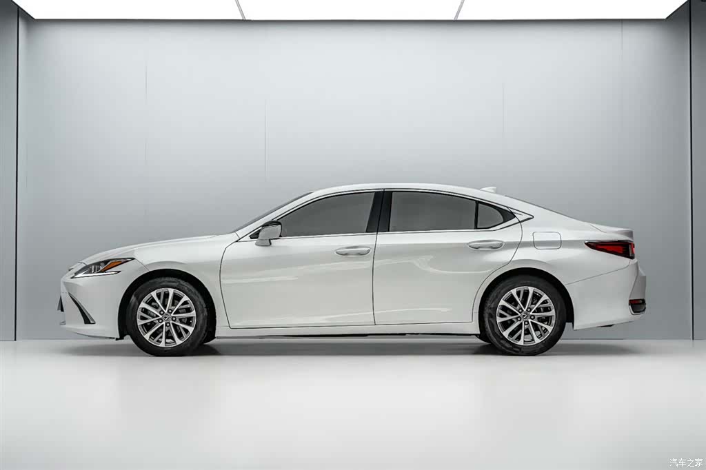 Lexus ES, 2023 4
