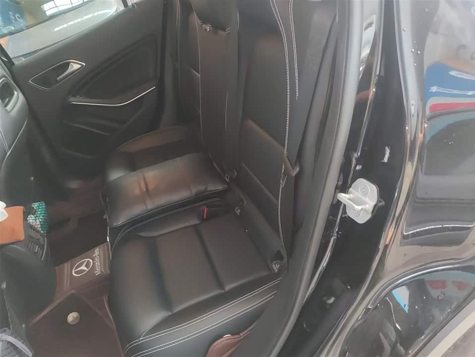 Mercedes-Benz GLA Mercedes-Benz GLA