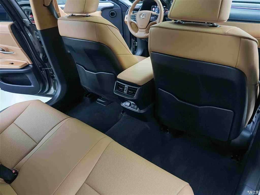 Lexus ES, 2025 11