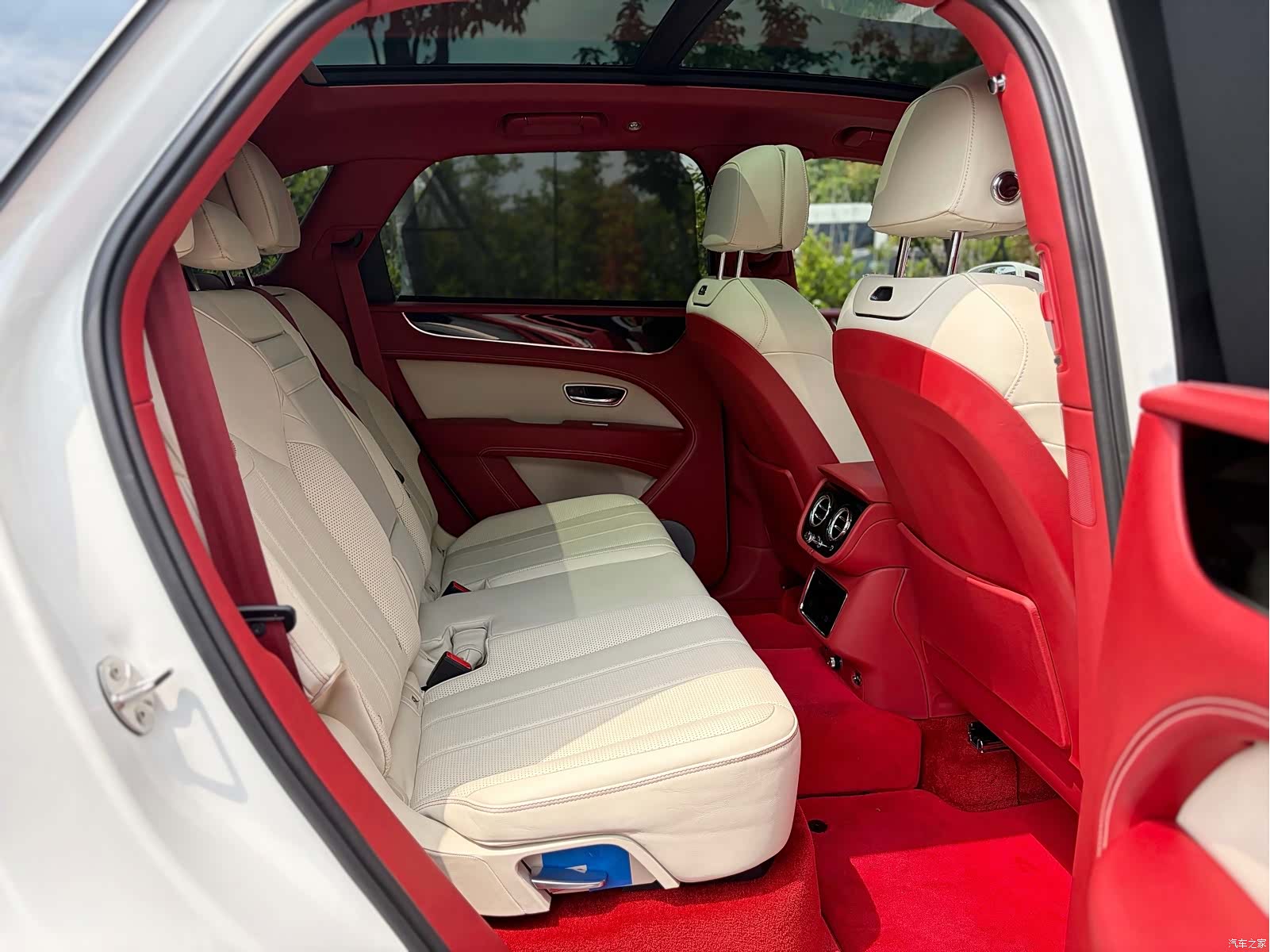 Bentley Bentayga, 2022 16