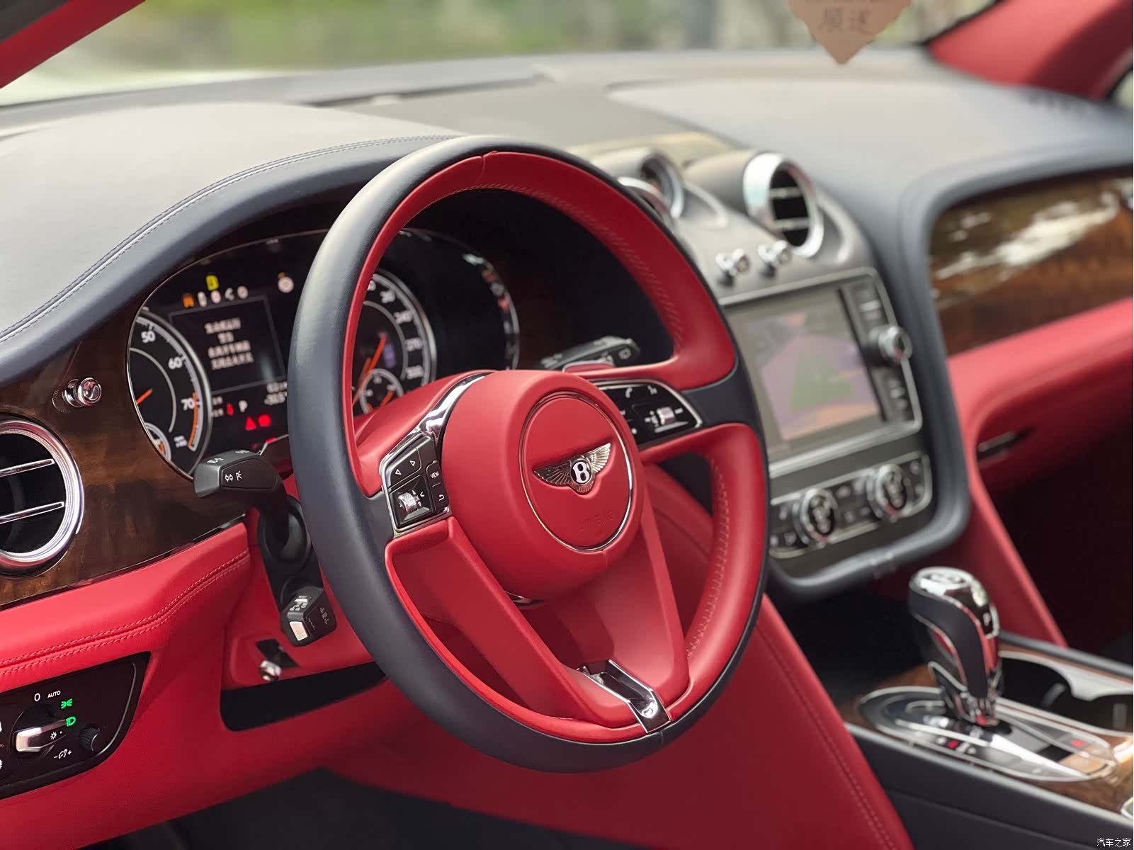 Bentley Bentayga, 2020 все фото