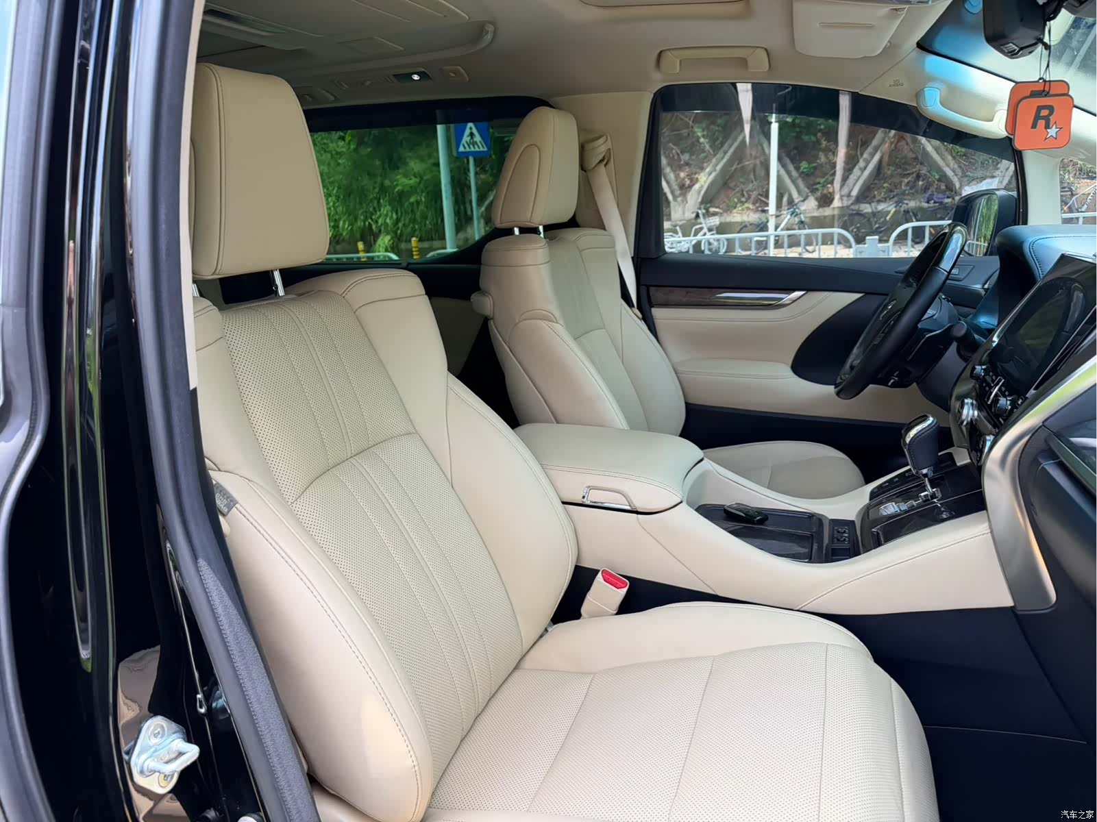 Toyota Alphard, 2022 13