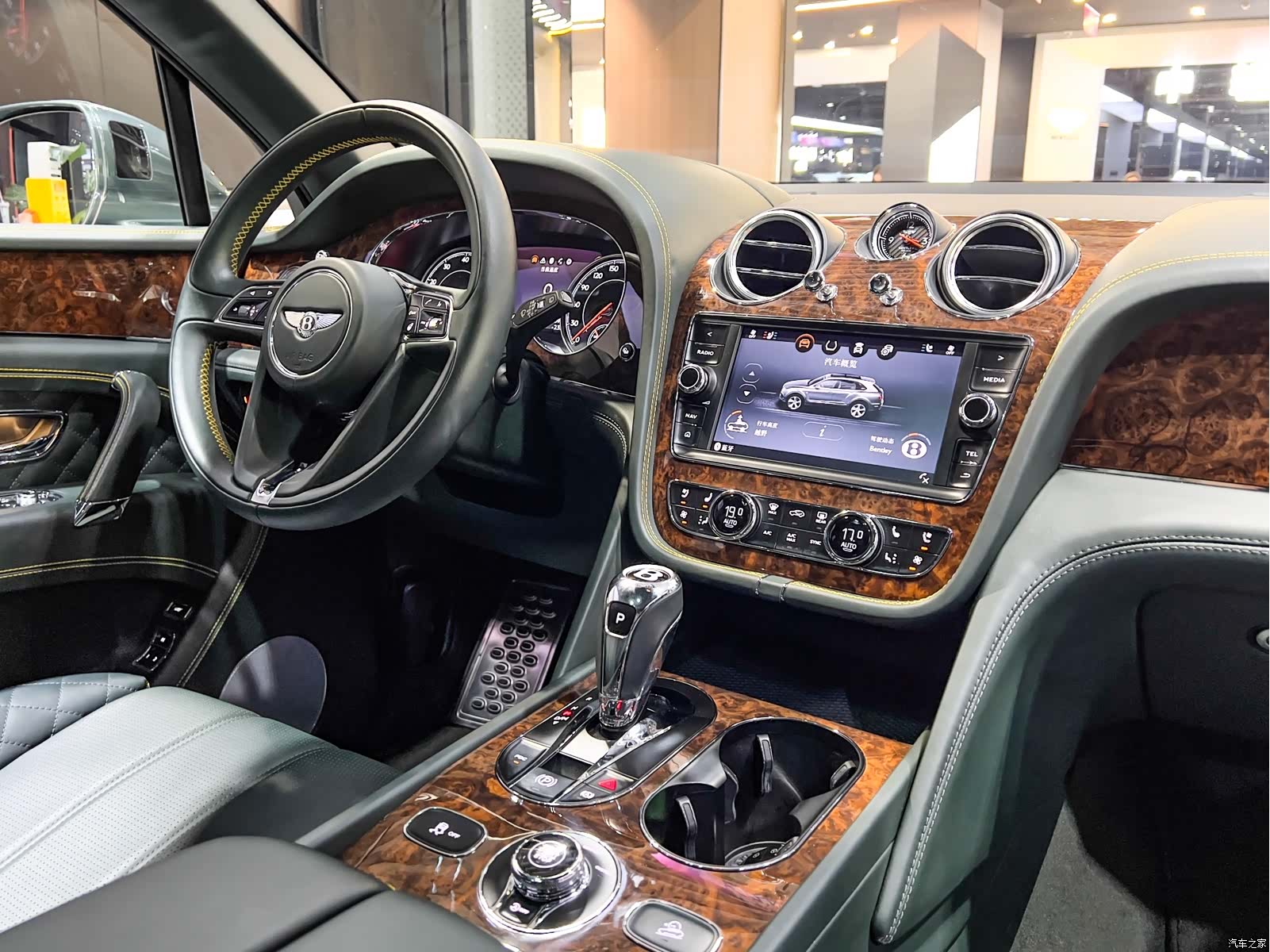 Bentley Bentayga, 2018 17