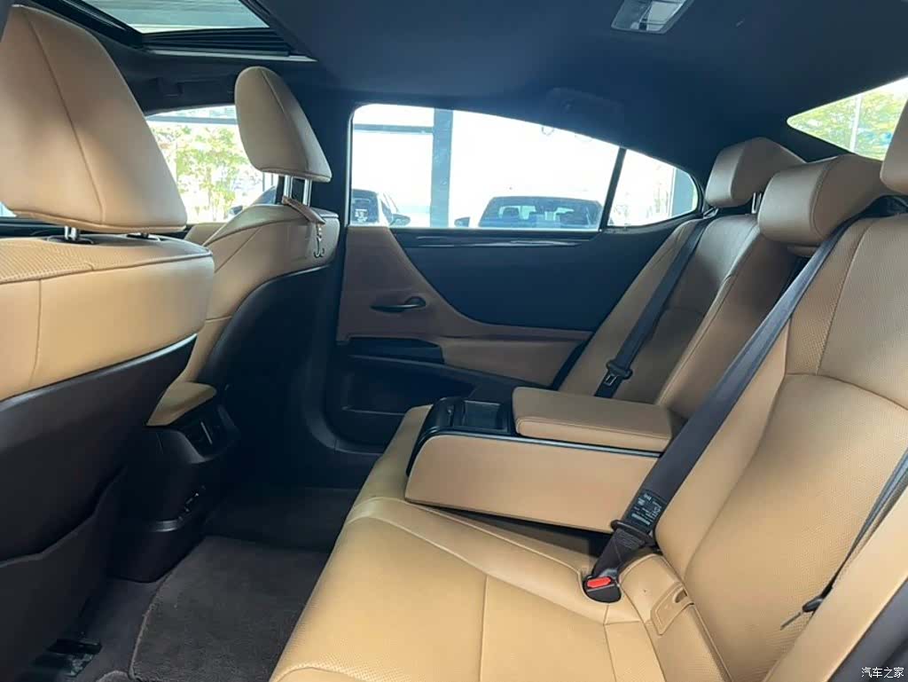 Lexus ES, 2021 все фото