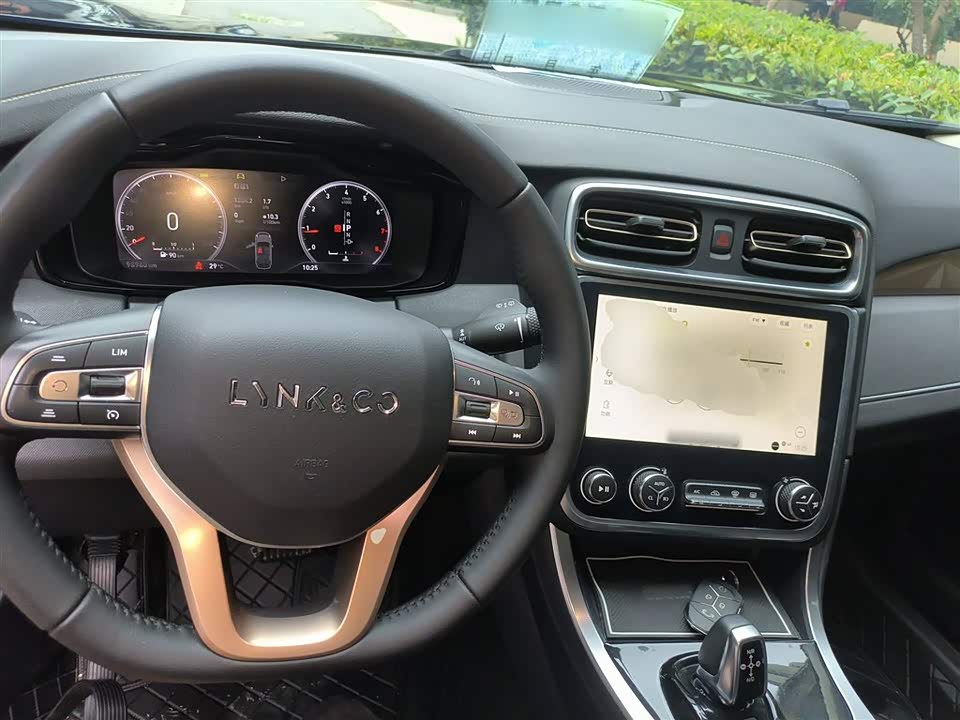 Lynk & Co 01