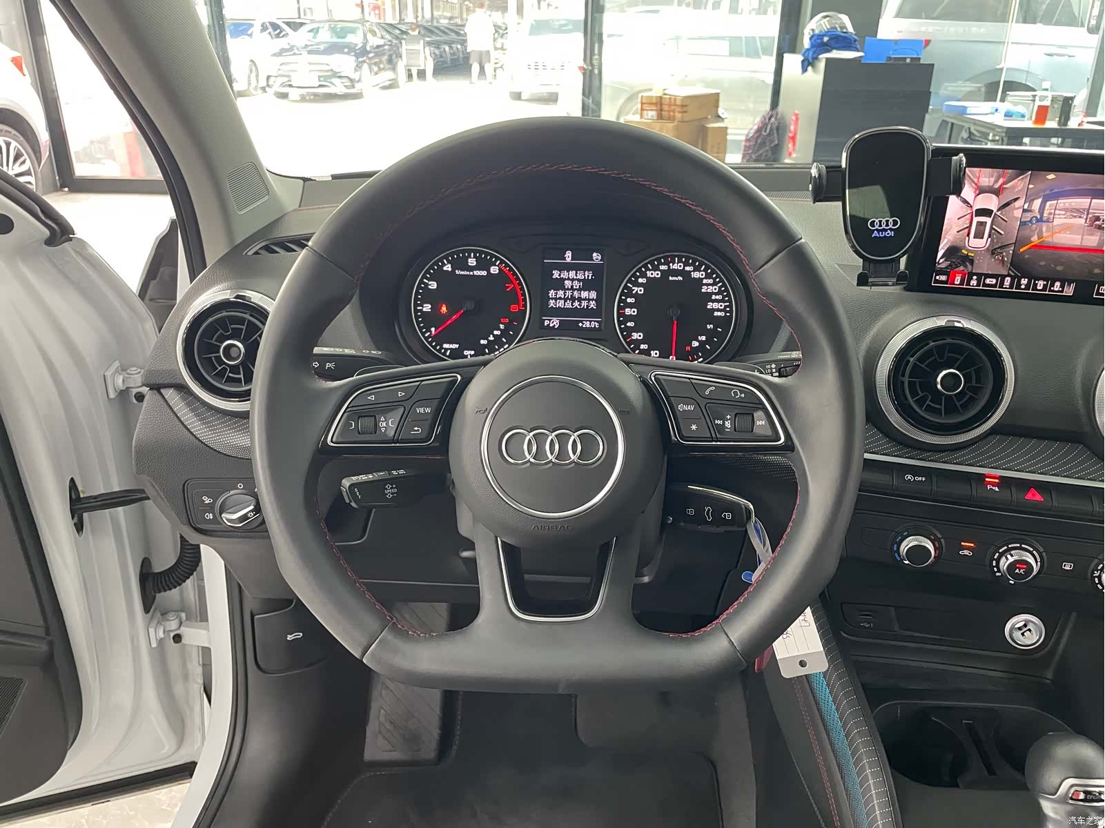 Audi Q2L, 2023 9