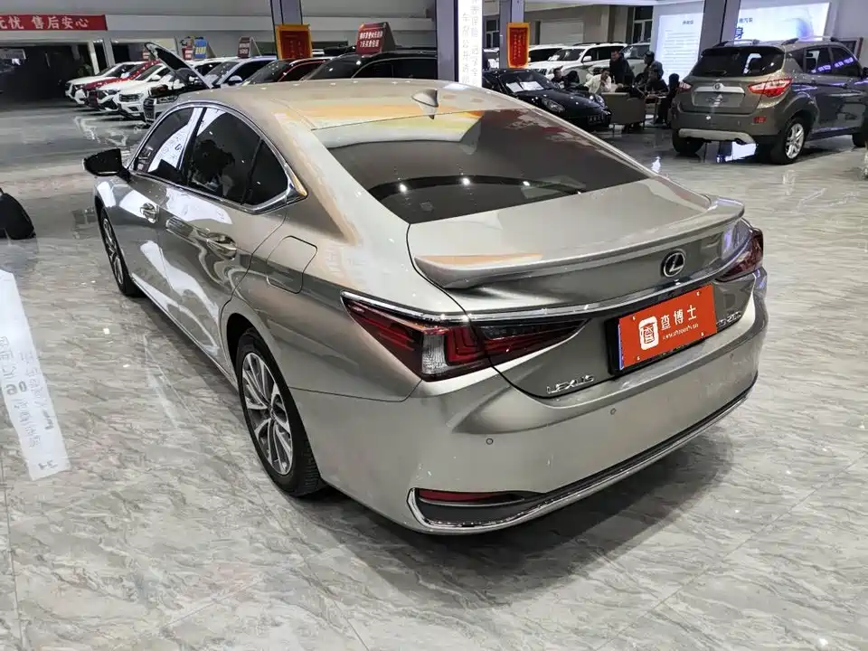 Lexus ES