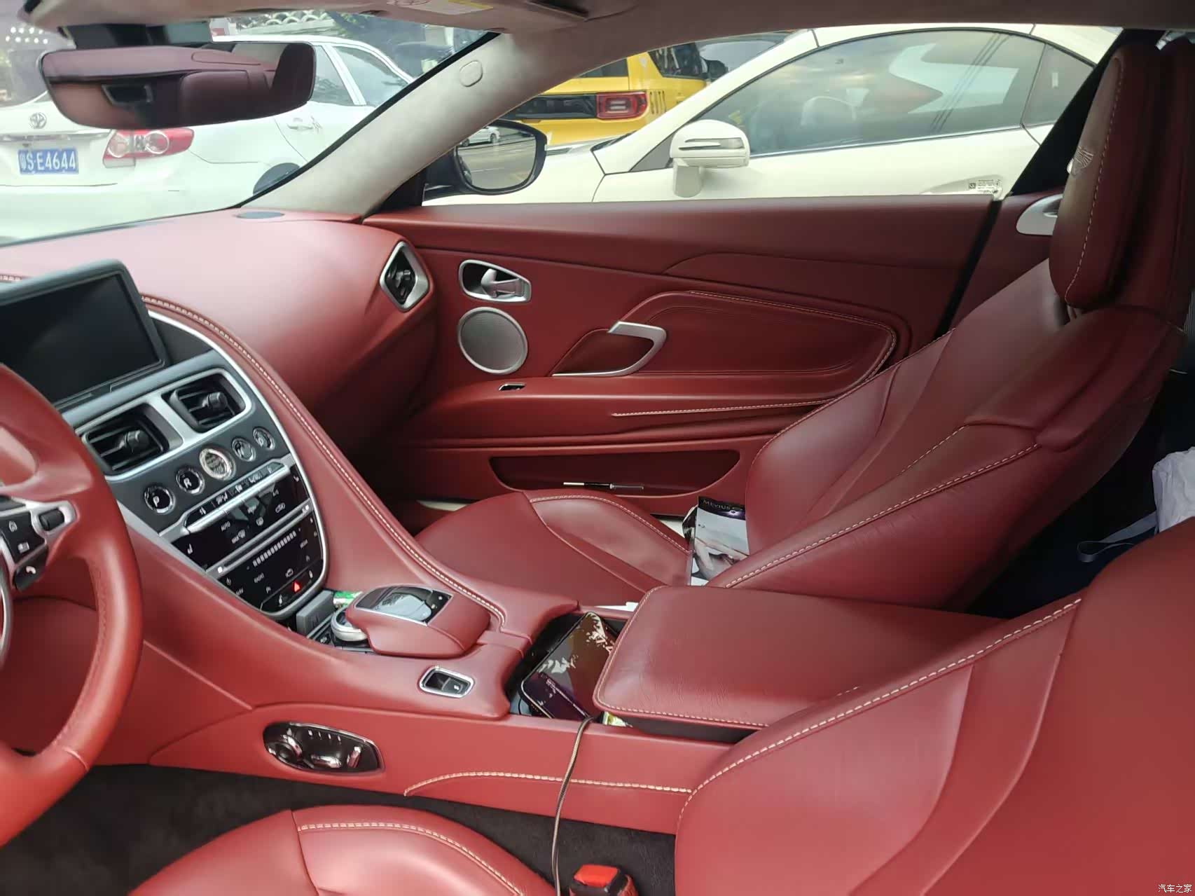 Aston Martin DB11, 2020 6