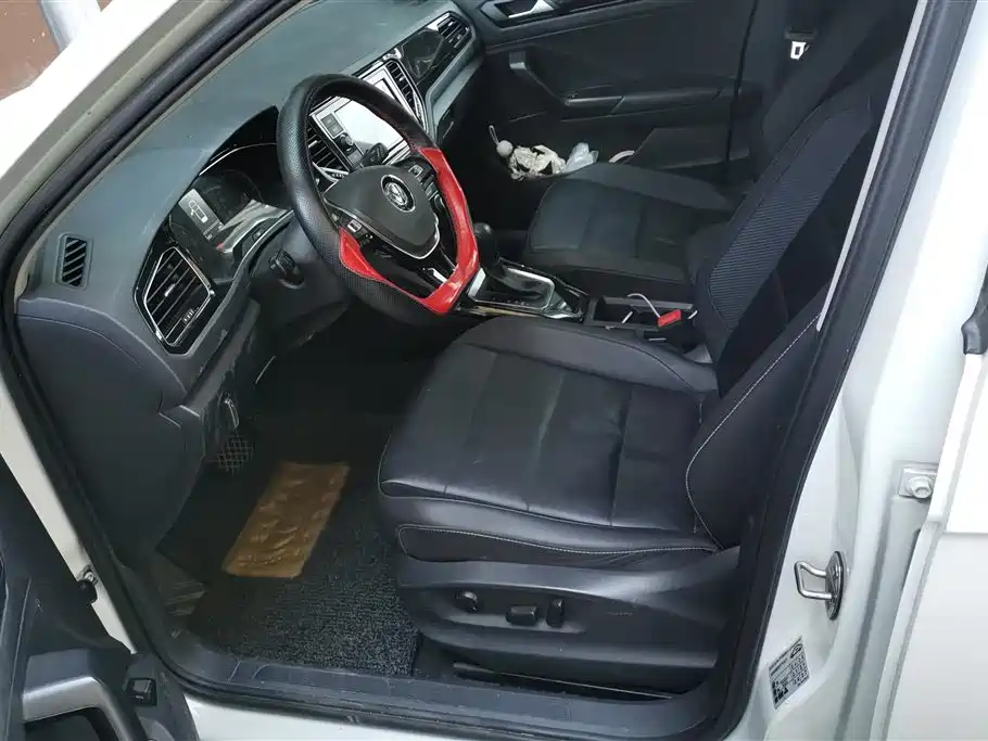 Volkswagen T-ROC exploring Songs