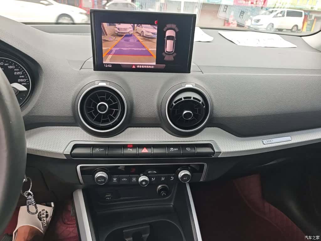 Audi Q2L, 2019 13