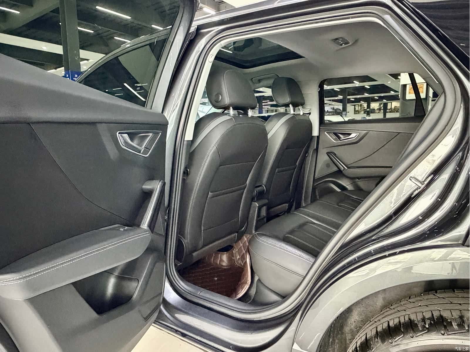 Audi Q2L, 2023 все фото
