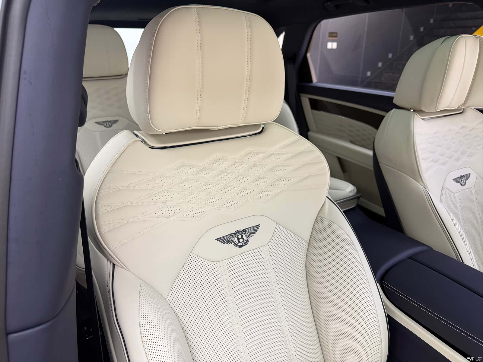 Bentley Bentayga, 2025 22