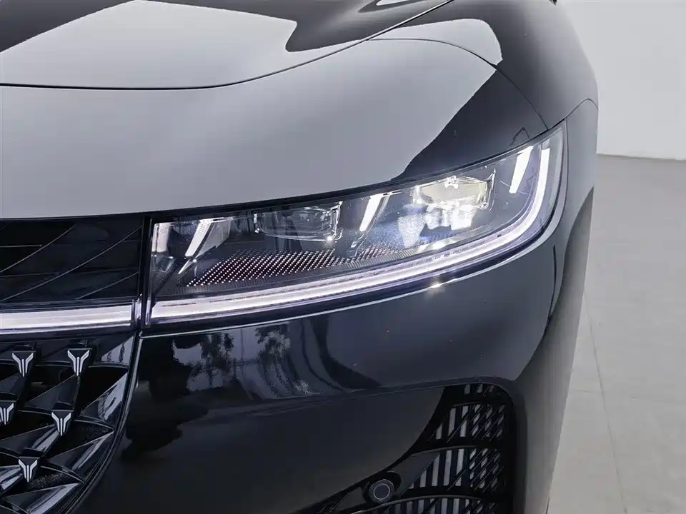 VOYAH Lantu chasing light