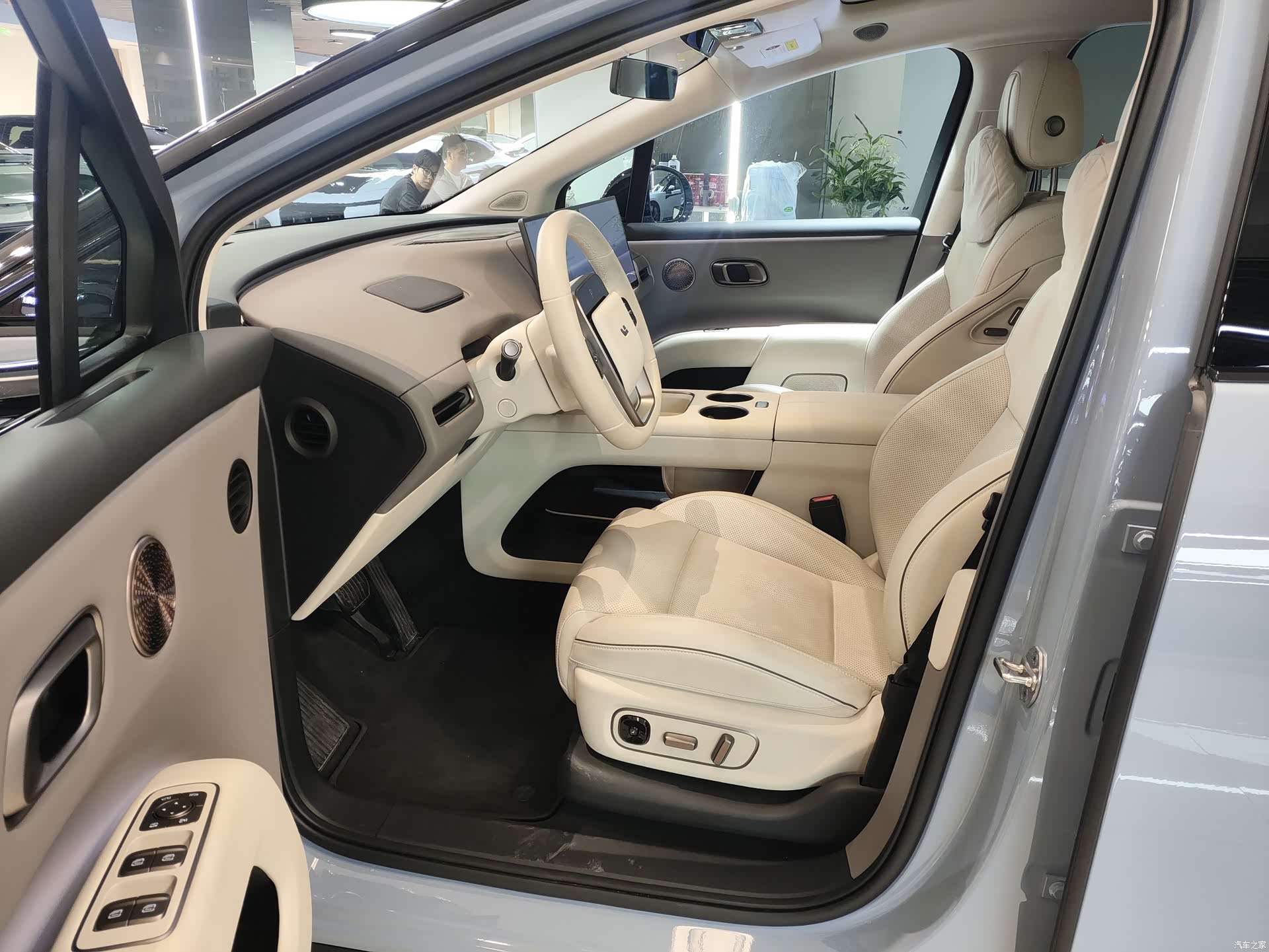 Li Auto i8, 2025 4