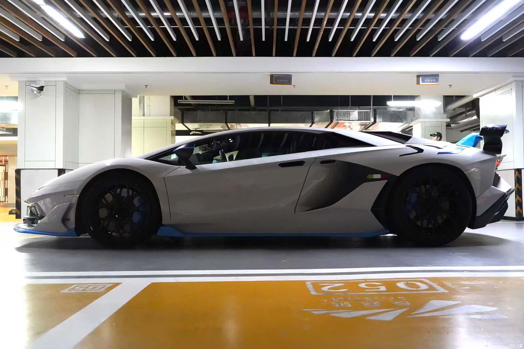 Lamborghini Aventador, 2012 3