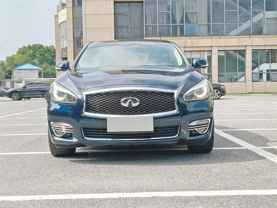 Infiniti Q70