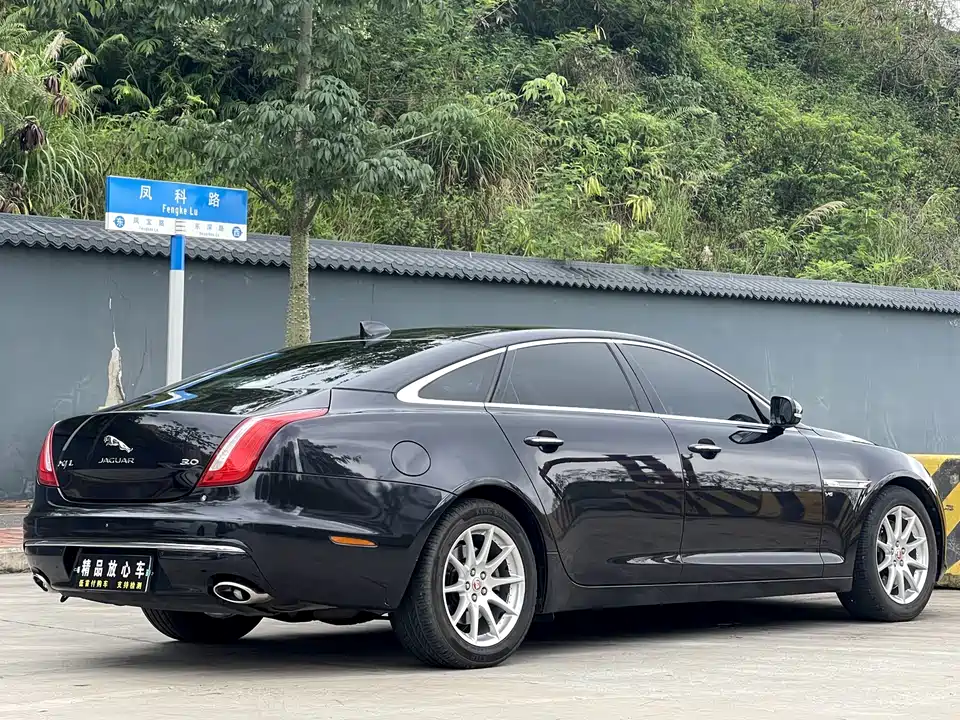 Jaguar XJ