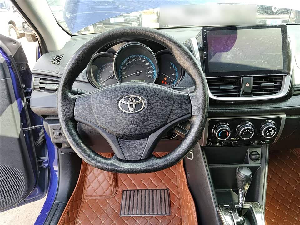 Toyota YARiS L to enjoy
