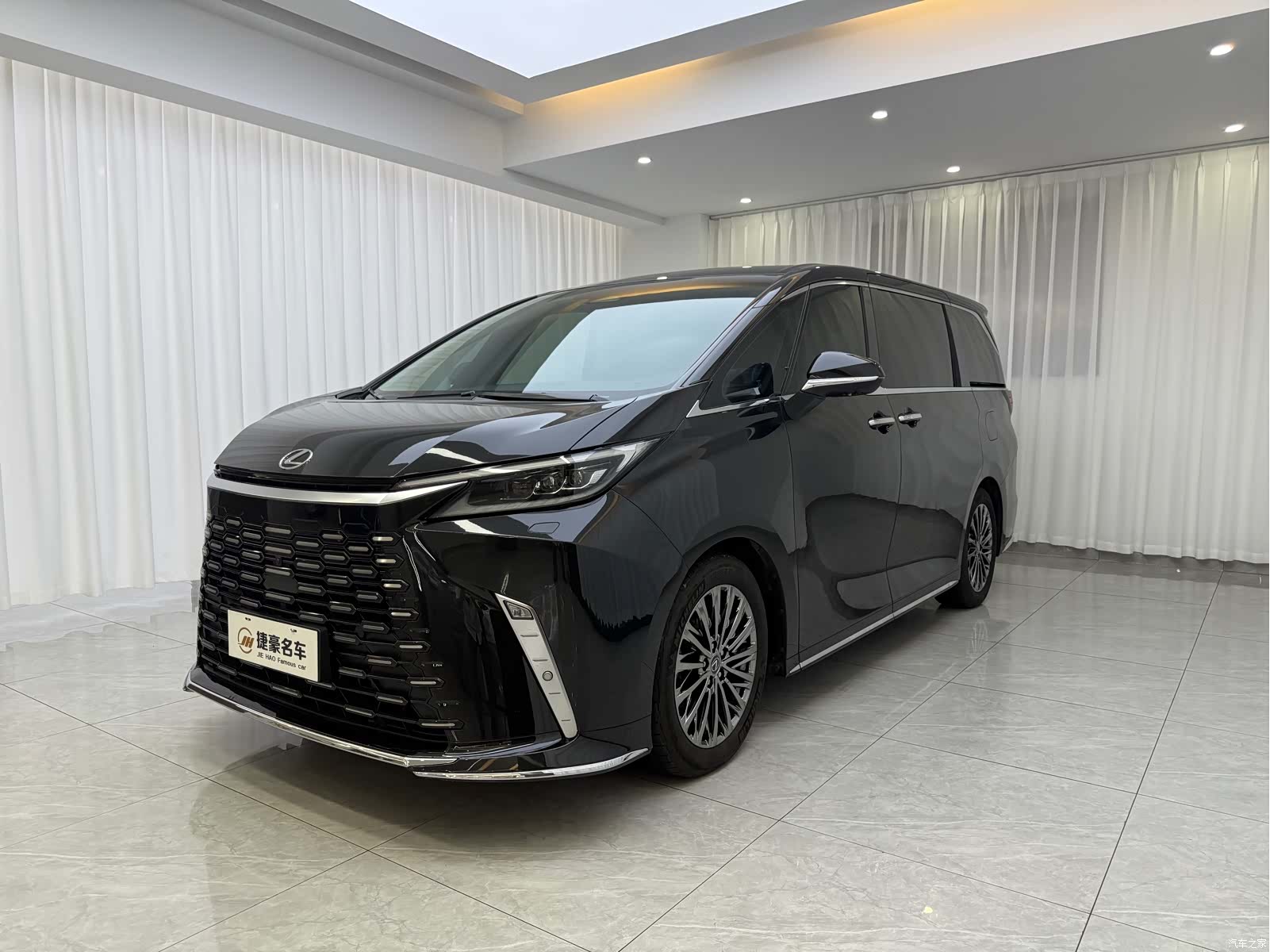 Lexus LM, 2023 1