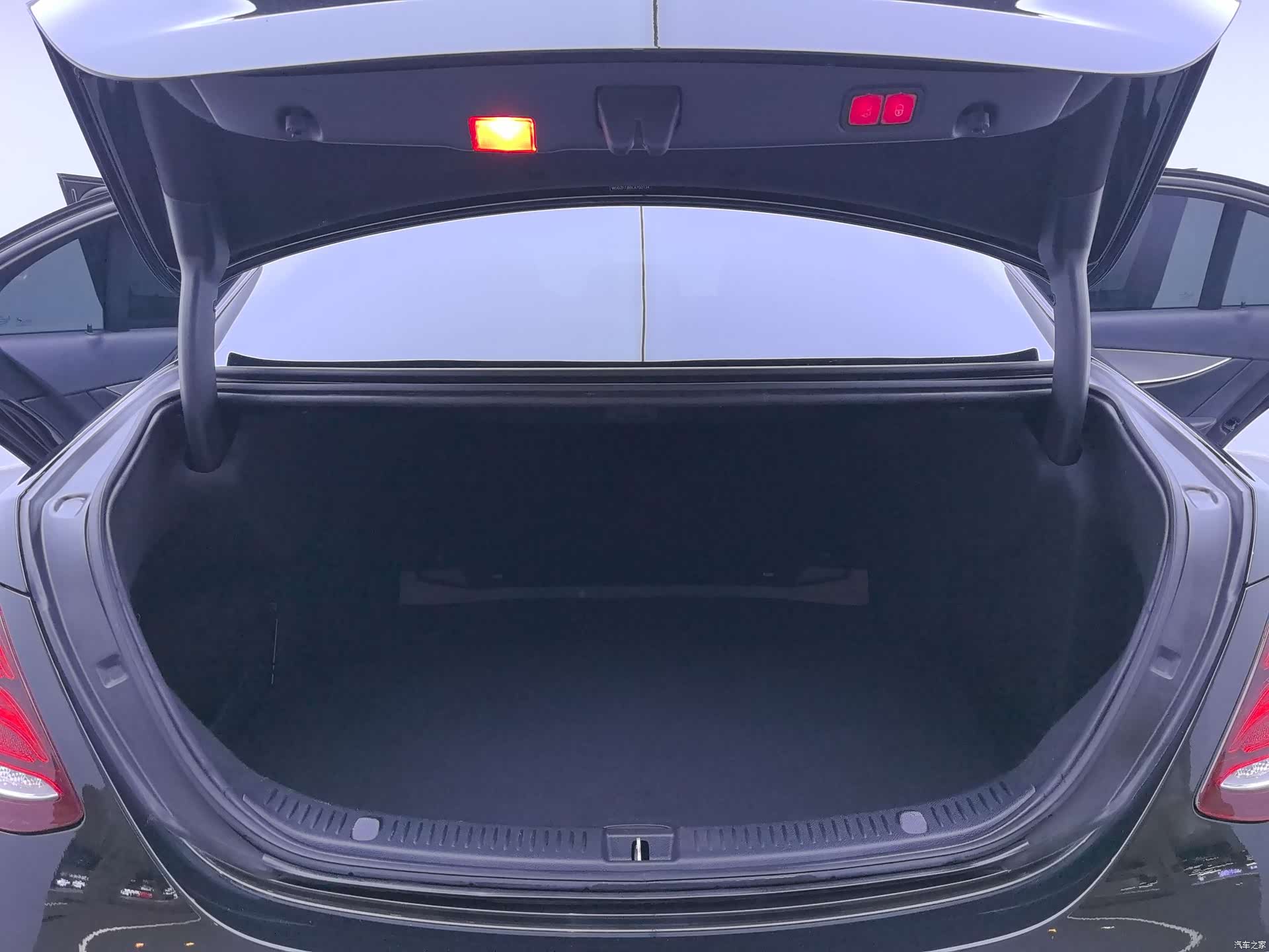 Mercedes-Benz E-Class, 2019 16