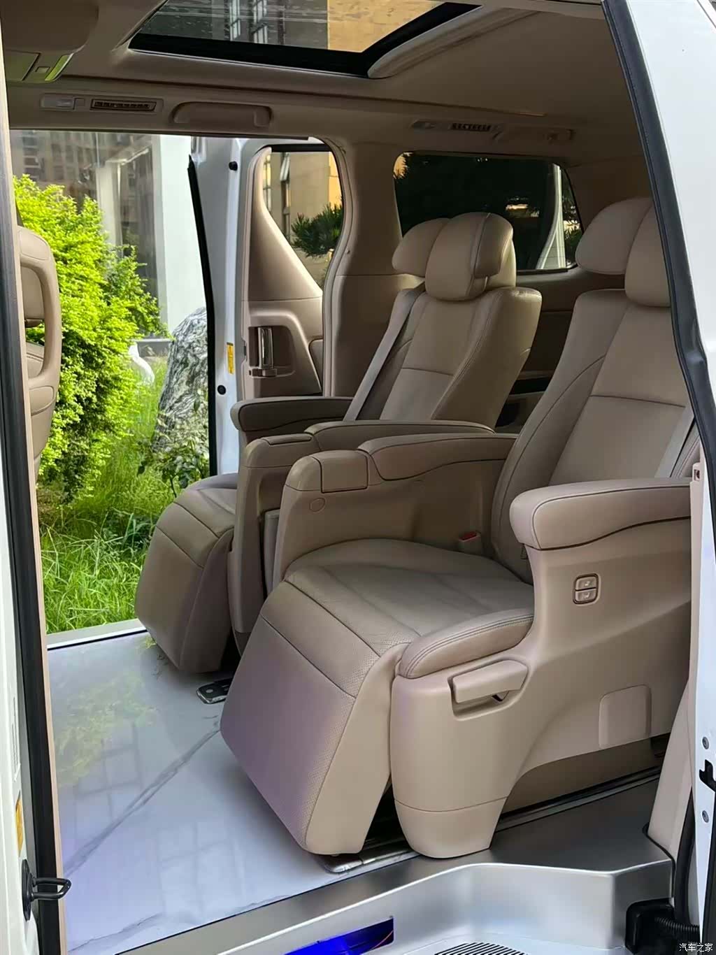 Toyota Alphard, 2015 6