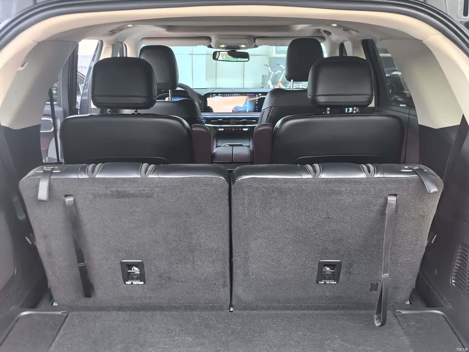 Ford Explorer, 2023 12
