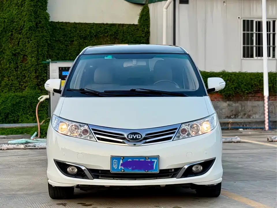 BYD M6