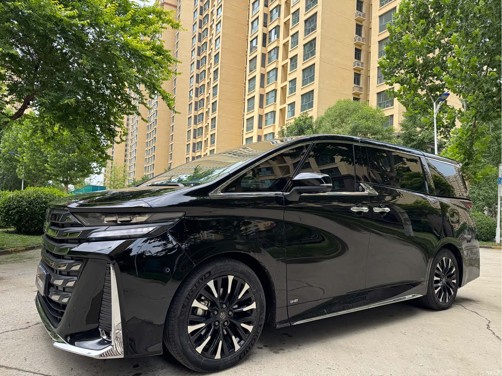 Toyota Vellfire, 2024 3