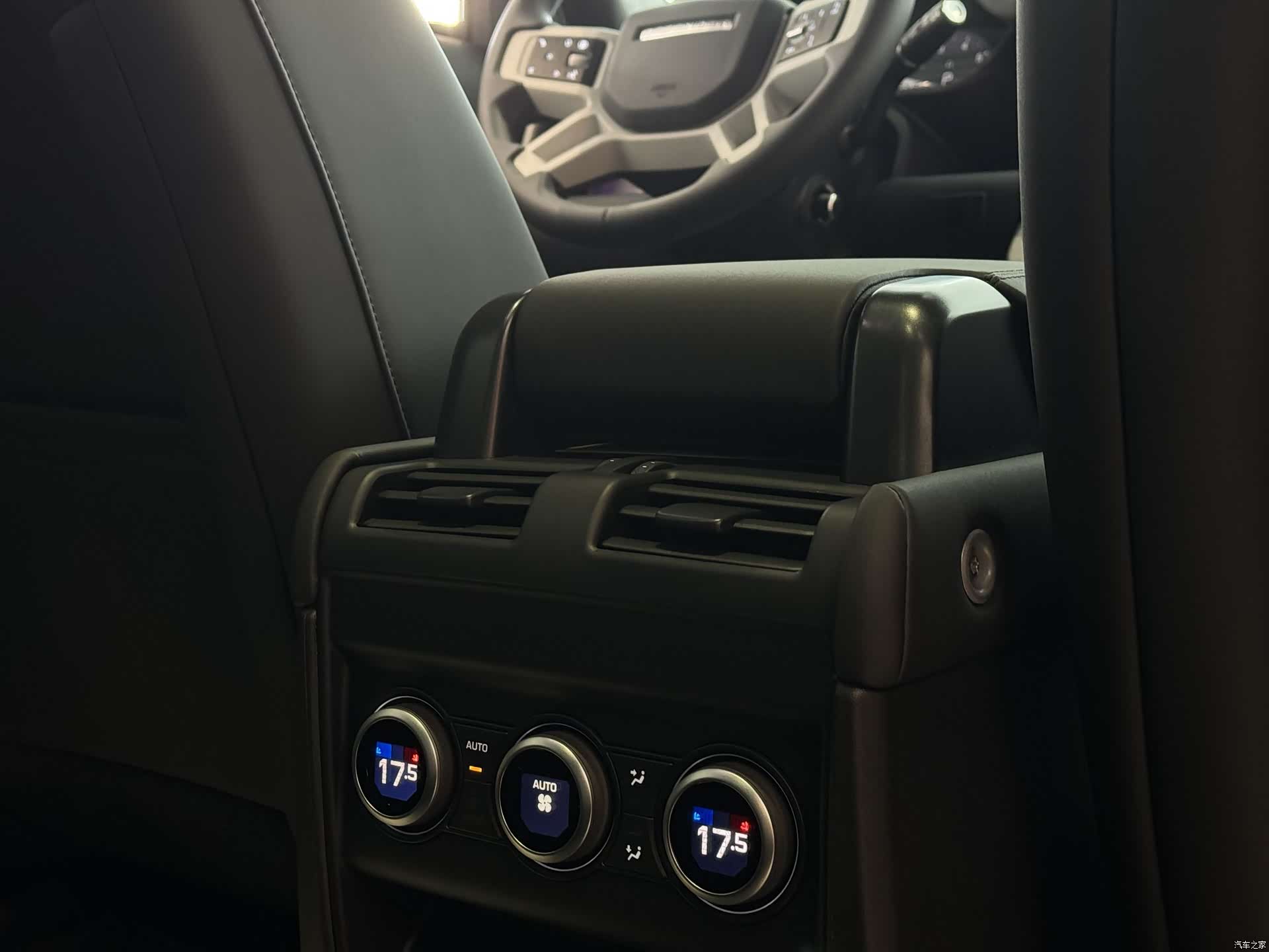 Land Rover Defender, 2025 12