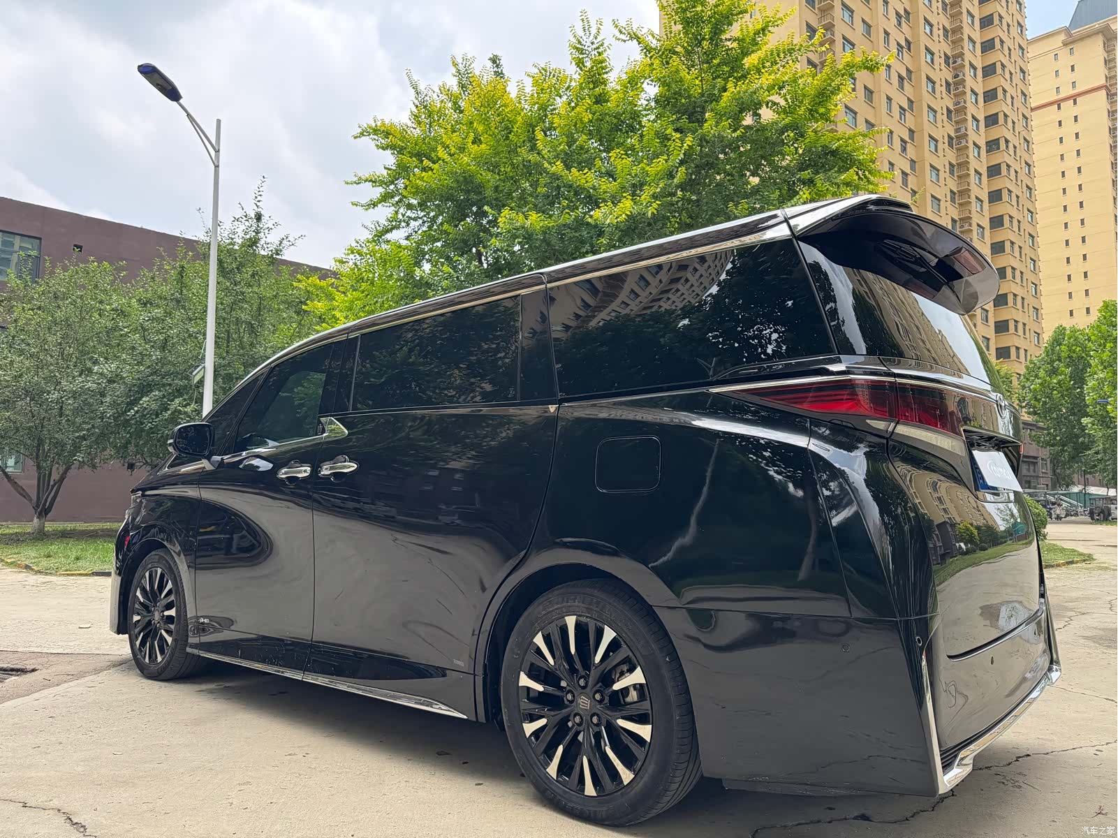 Toyota Vellfire, 2024 4