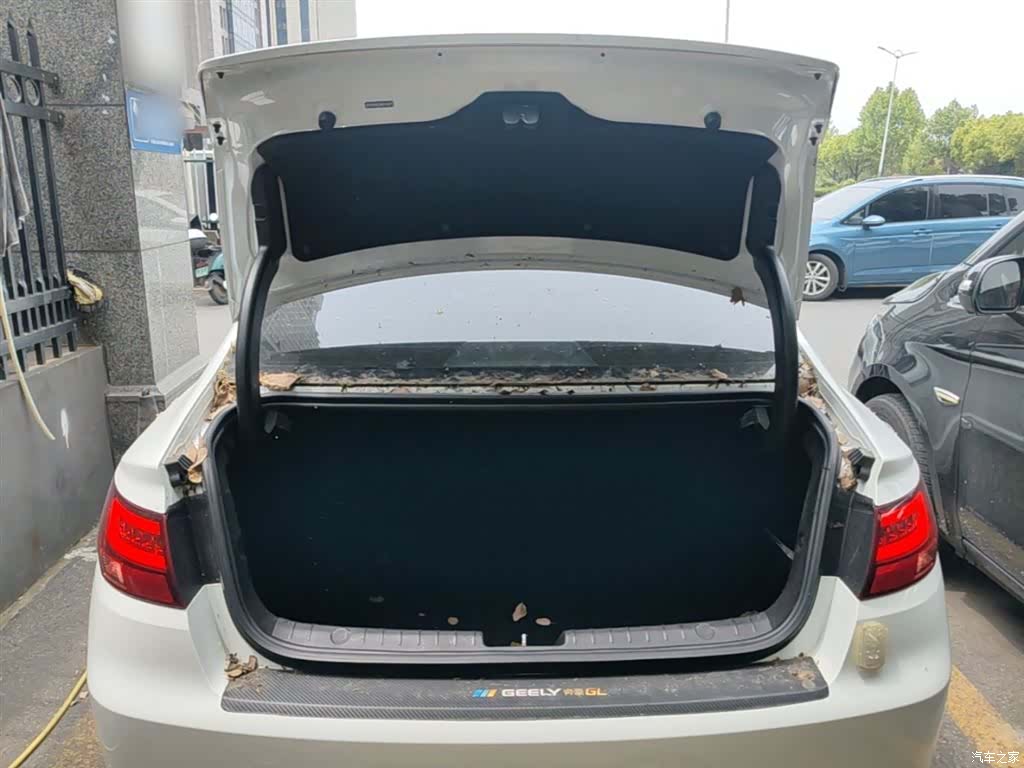 Geely Emgrand, 2021 15