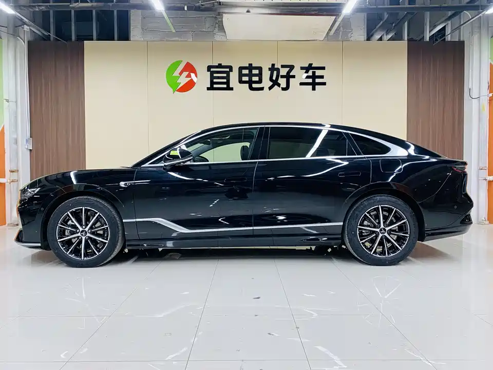 VOYAH Lantu chasing light