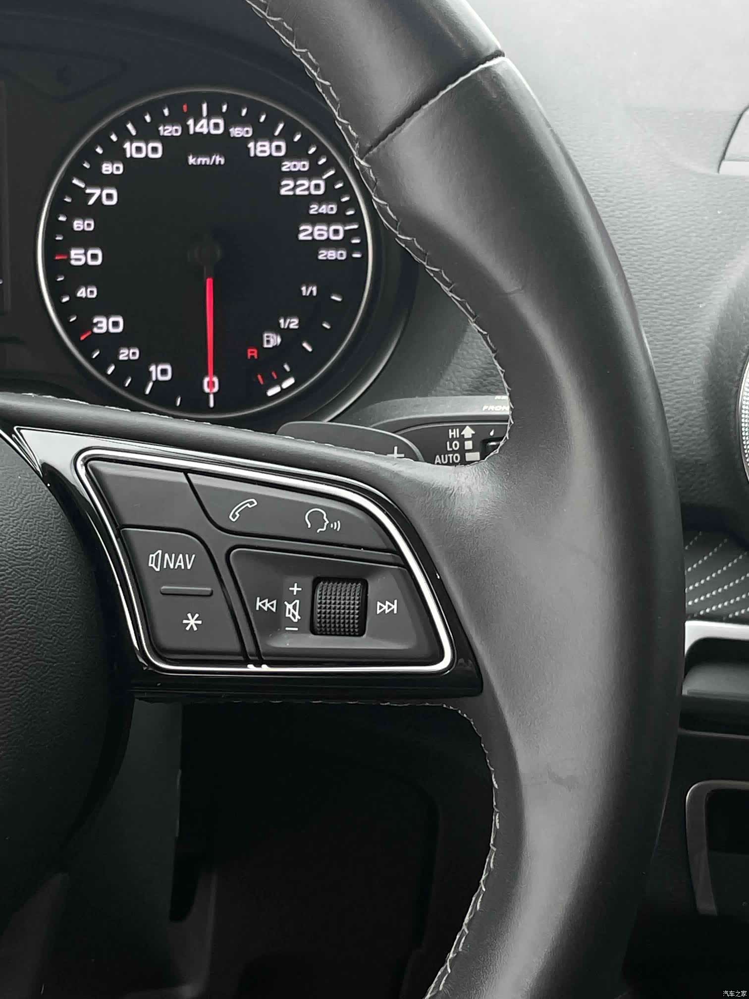 Audi Q2L, 2023 8