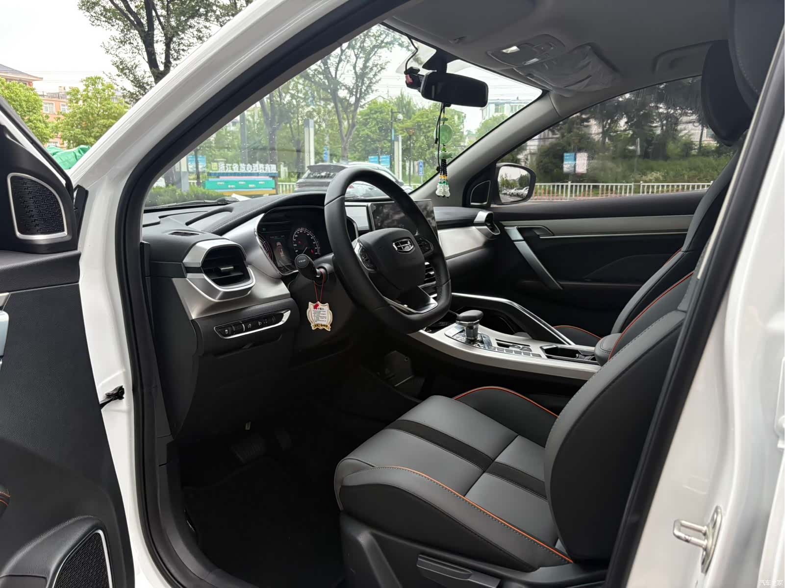Geely Coolray, 2024 4