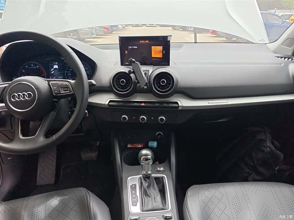 Audi Q2L, 2021 13