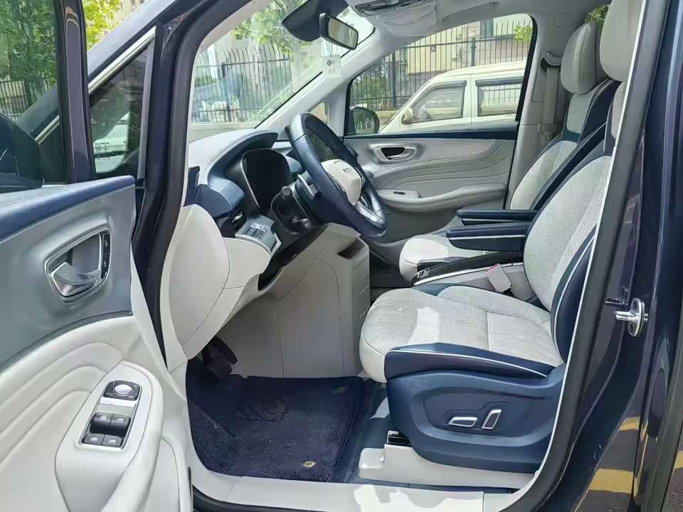 Roewe iMAX8