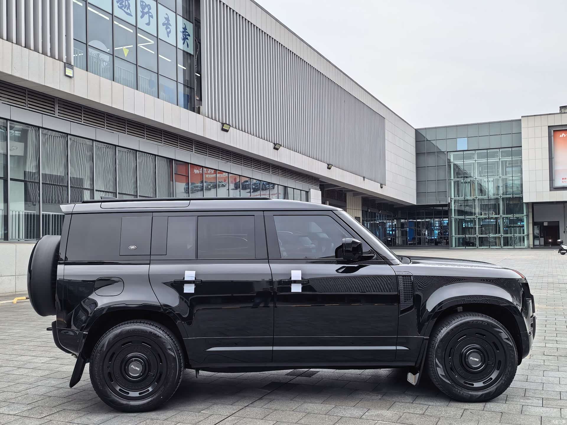 Land Rover Defender, 2024 6