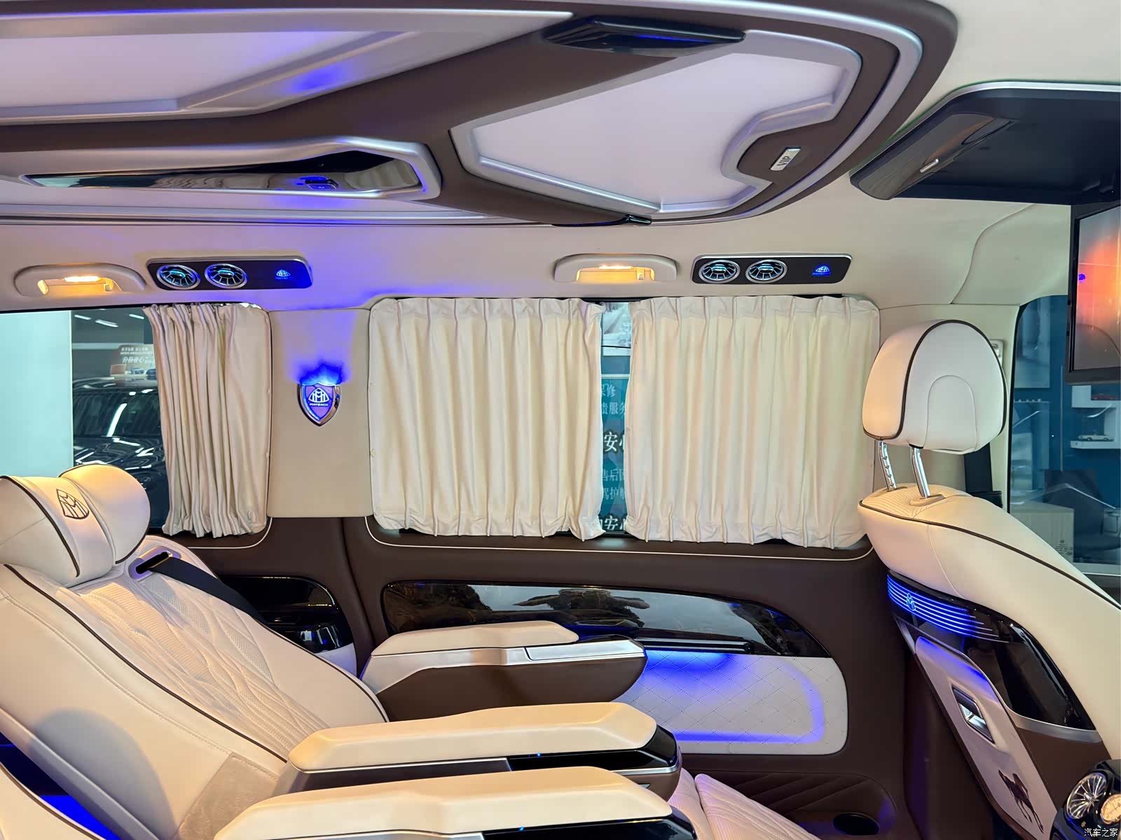 Mercedes-Benz 7, 2023 11