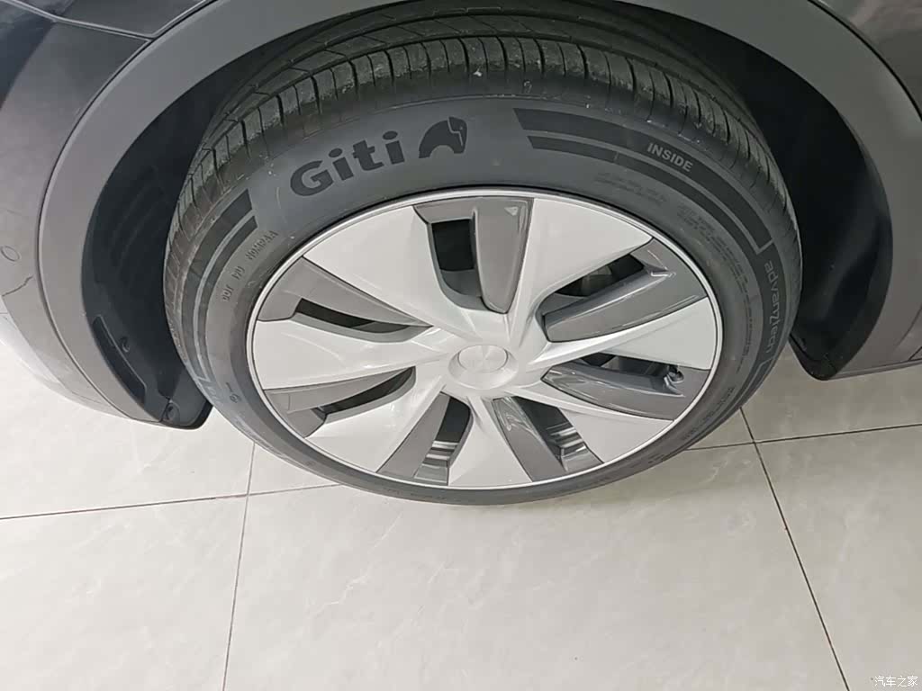 Tesla Model Y, 2023 23