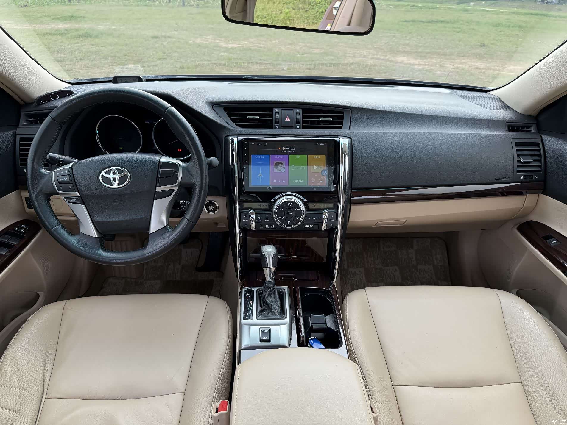 Toyota 2.5V, 2012 16