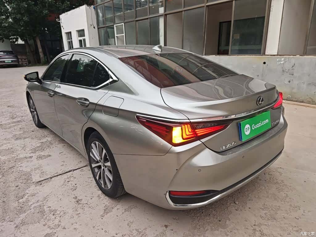 Lexus ES, 2020 все фото