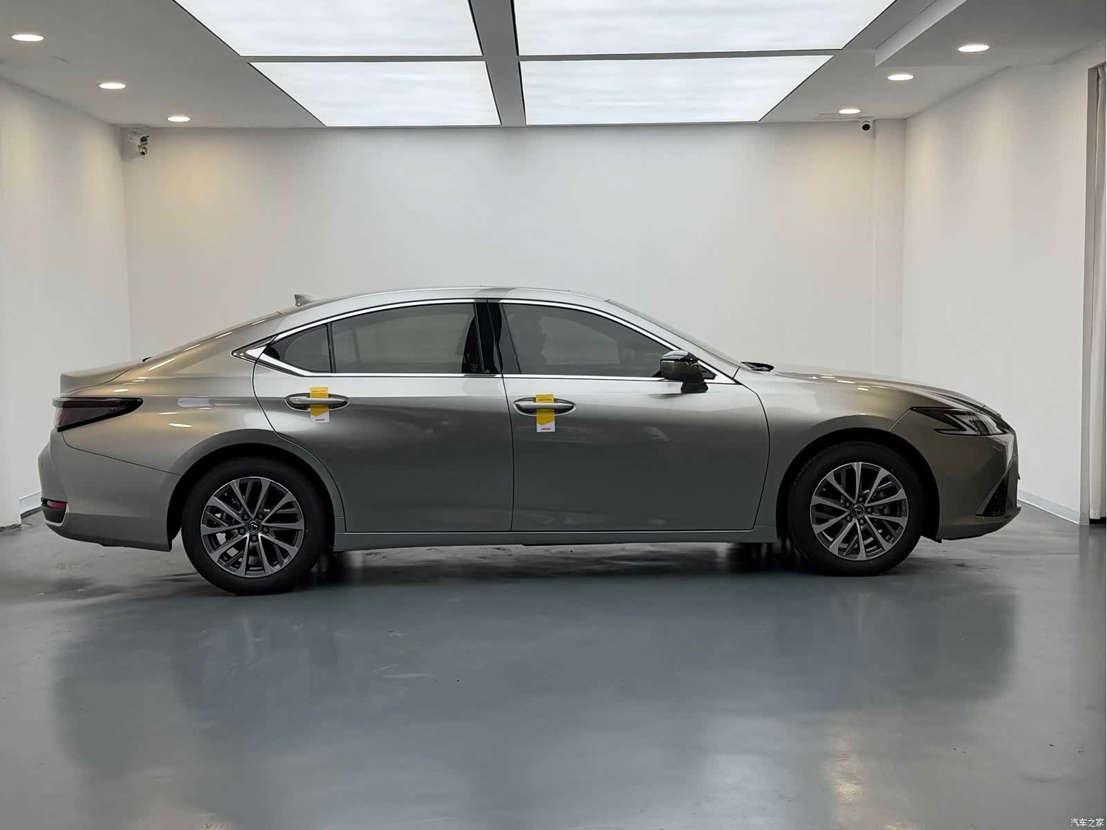 Lexus ES, 2018 все фото