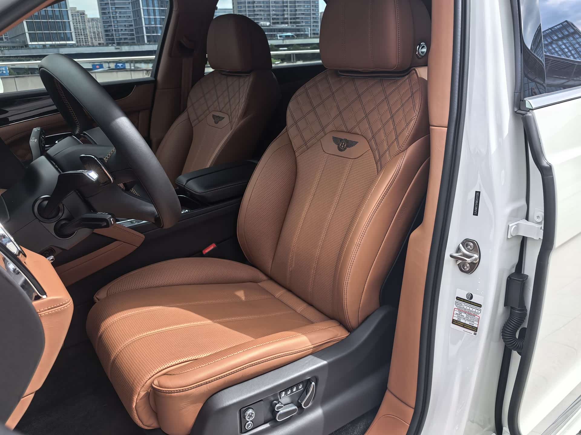 Bentley Bentayga, 2023 14