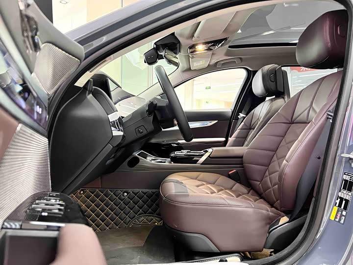 BMW i7 2023 eDrive50L ling xian hao hua tao zhuang